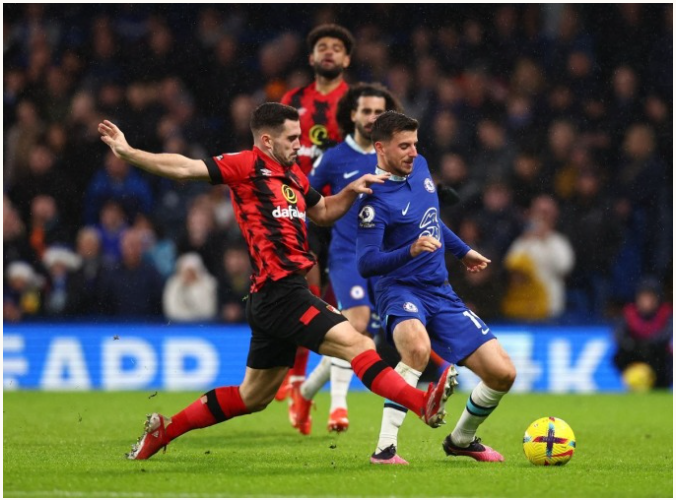 Đội trưởng Bournemouth Lewis Cook truy cản khi Mason Mount nhận bóng trong trận thua 0-3 trên sân Stamford Bridge của Chelsea ngày 27/12