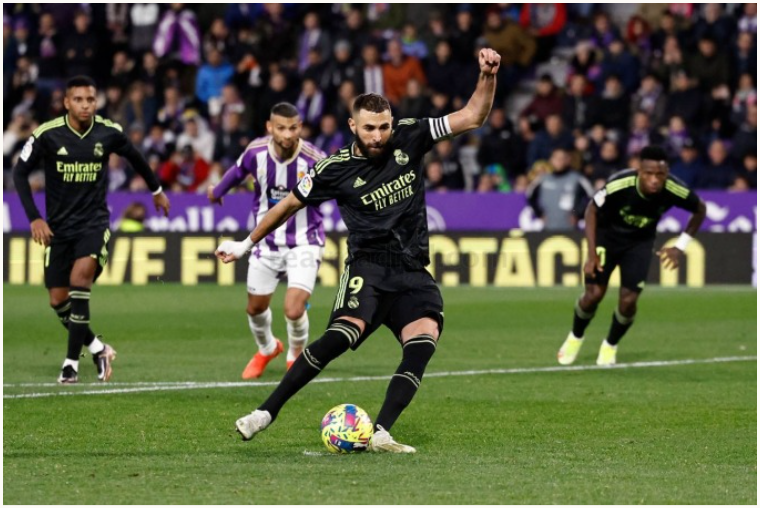 Benzema đá phạt đền mở tỷ số trận thắng Valladolid 2-0 trên sân José Zorrilla ngày 30/12. 