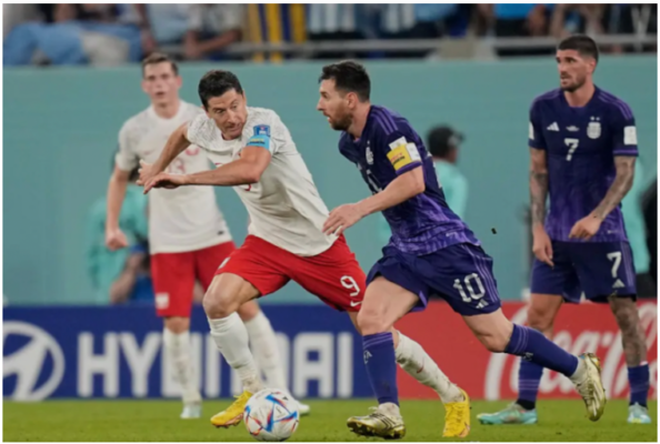 Lewandowski cố ngăn Messi đi bóng trong trận Ba Lan thua Argentina của Messi 0-2 ở vòng bảng World Cup 2022 ngày 1/12