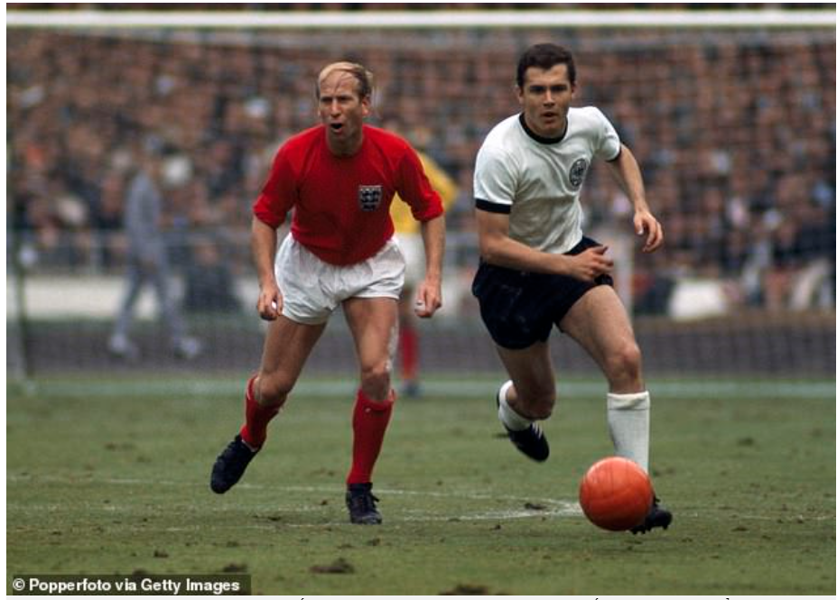 Bobby Charlton (bên trái) trong trận đấu với Franz Beckenbauer trong trận chung kết World Cup 1966