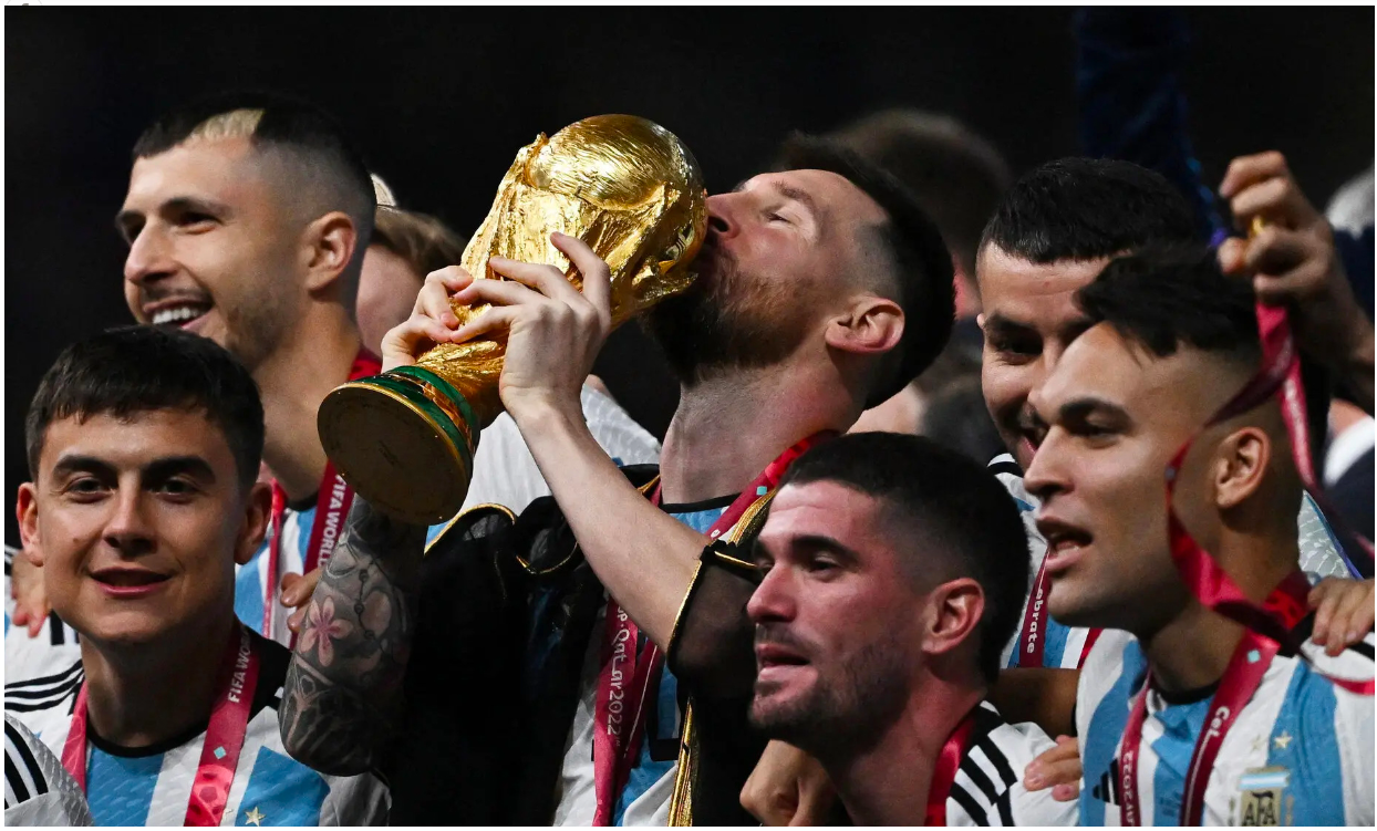 Giã biệt ánh nhìn khắc khoải năm 2014, Lionel Messi của World Cup 2022 cuối cùng cũng ôm trọn cúp Vàng thế giới.