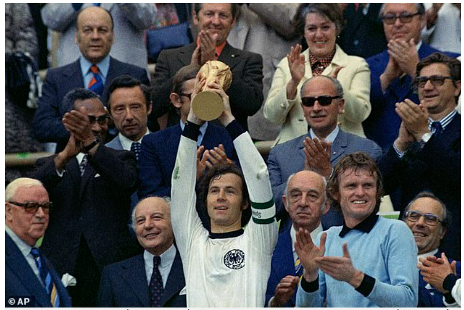 Franz Beckenbauer nâng cao chiếc cúp vô địch thế giới sau khi Tây Đức đánh bại Hà Lan trong trận chung kết năm 1974.- UK88 bet
