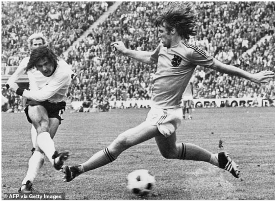 Gerd Muller ghi bàn ấn định chiến thắng cho Tây Đức trong trận chung kết World Cup 1974- Nhà cái UK88