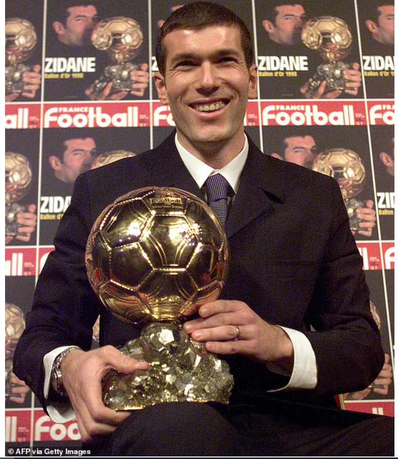 Zidane nhận danh hiệu Quả bóng Vàng năm 1998, không lâu sau chiến thắng của Pháp tại World Cup.