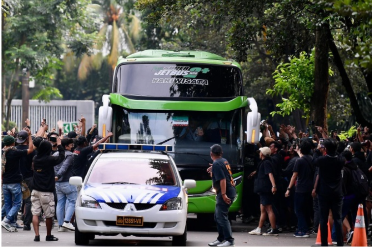 CĐV Indonesia chặn xe buýt của đội tuyển Thái Lan...