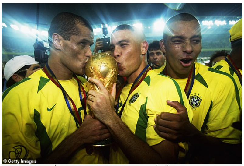 Rivaldo (trái) hôn chiếc cúp vô địch World Cup với Ronaldo sau chiến thắng của Brazil tại Nhật Bản năm 2002.