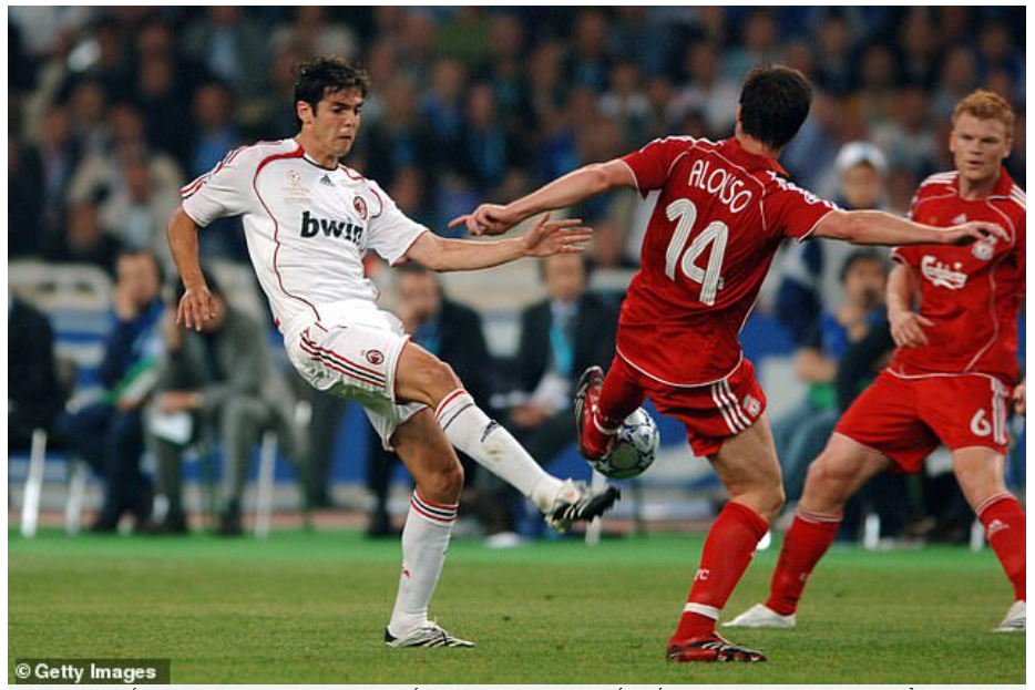 Kaka thi đấu cho AC Milan trong trận chung kết Champions League chiến thắng trước Liverpool năm 2007