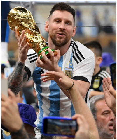 Trước đó, Messi và đồng đội cũng đã có cuộc ăn mừng cuồng nhiệt bên ngoài sân sau khi được trao cúp vô địch