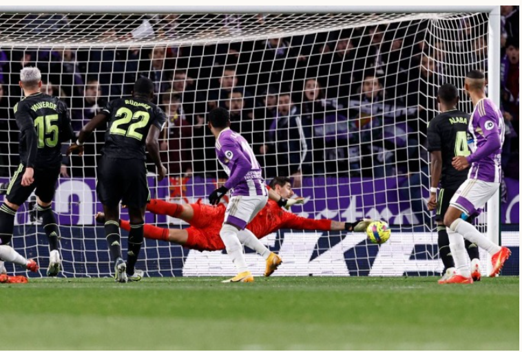 Pha bay người cứu thua của Thibaut Courtois trong trận Real hạ chủ nhà Valladolid 2-0 ngày 30/12.