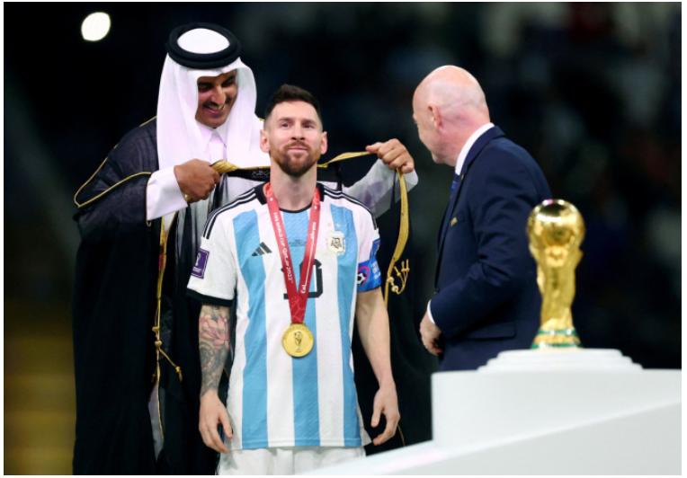 Messi được khoác áo bisht trong lễ đăng quang World Cup 2022 hôm 18/12, tại Qatar