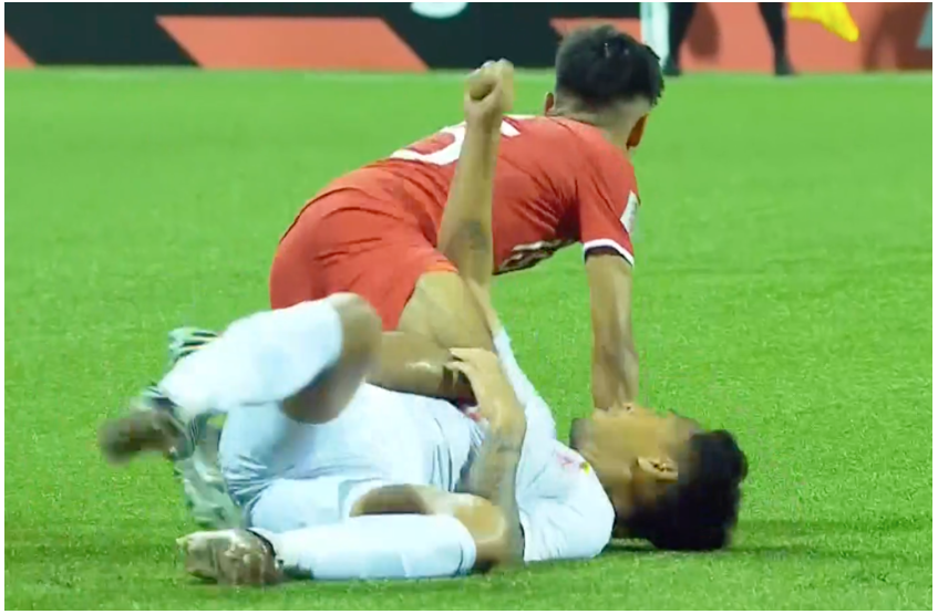 Nanda Kyaw (áo trắng) đánh nguội Shah Shahiran (áo đỏ) ở phút 80 trận Singapore thắng Myanmar 3-2 tối 24/12.