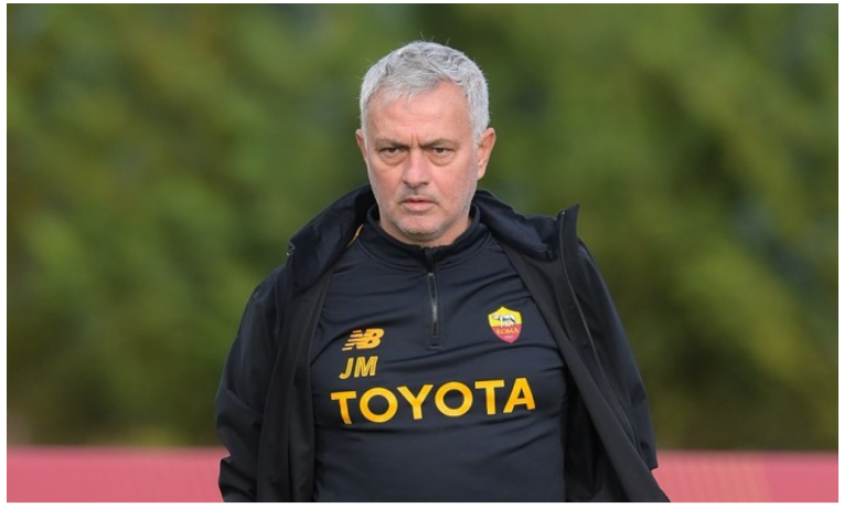 Mourinho trong buổi tập của Roma tại Bồ Đào Nha ngày 18/12.