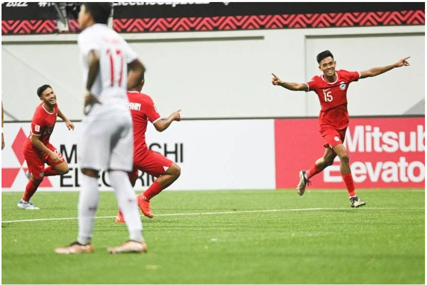 Shah Shahiran (số 15) mừng bàn nâng tỷ số lên 2-1 cho Singapore trước Myanmar trên sân Jalan Besar tối 24/12.