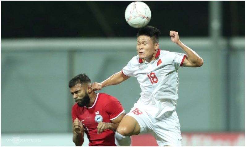 Tuấn Hải (số 18) đá chính nhưng không thể hiện được nhiều trước hàng thủ tầm thấp của Singapore ở bảng B AFF Cup 2022 trên sân Jalan Besar, Kallang, tối 30/12.