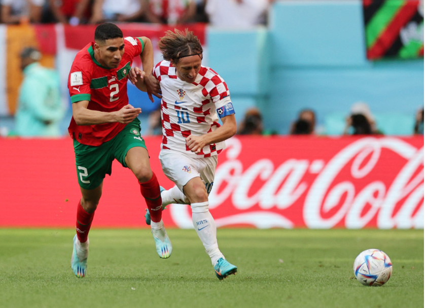 Hậu vệ Achraf Hakimi (trái) tranh chấp với Luka Modric ở trận hoà 0-0 giữa Morrocco và Croatia tại bảng F World Cup 2022
