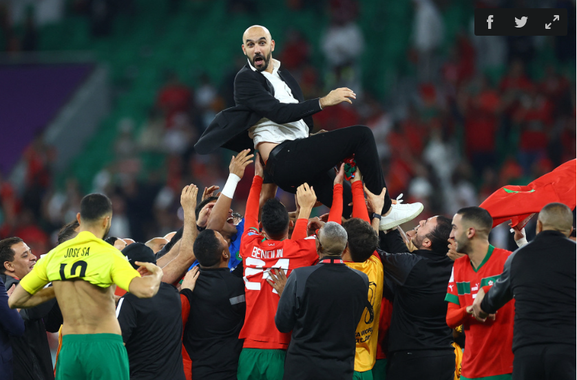 HLV Regragui được các cầu thủ công kênh sau khi Morocco giành vé vào bán kết World Cup 2022