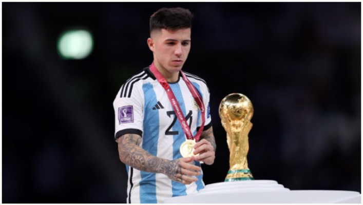 Fernandez chạm vào chiếc Cup vàng FIFA trong lễ đăng quang World Cup 2022 cùng tuyển Argentina.