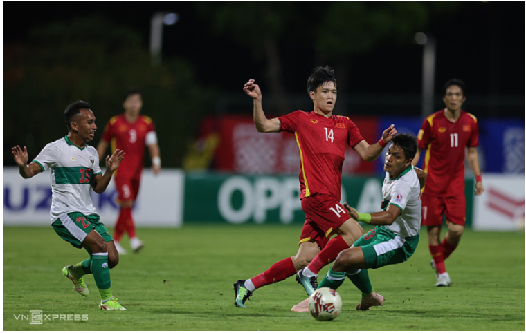 Hoàng Đức (số 14) đi bóng trong trận hòa Indonesia 0-0 trên sân Bishan (Singapore) ngày 15/12