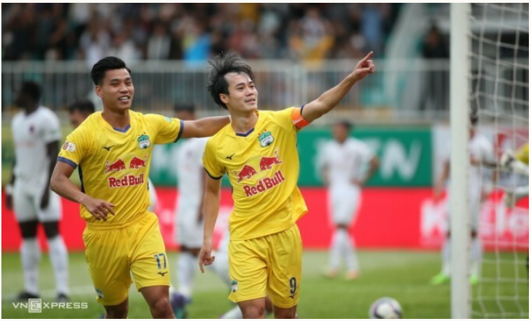 Tiền đạo Nguyễn Văn Toàn (phải) ăn mừng sau khi ghi bàn giúp HAGL đánh bại Bình Dương 2-1 ở vòng 8 V-League 2022,